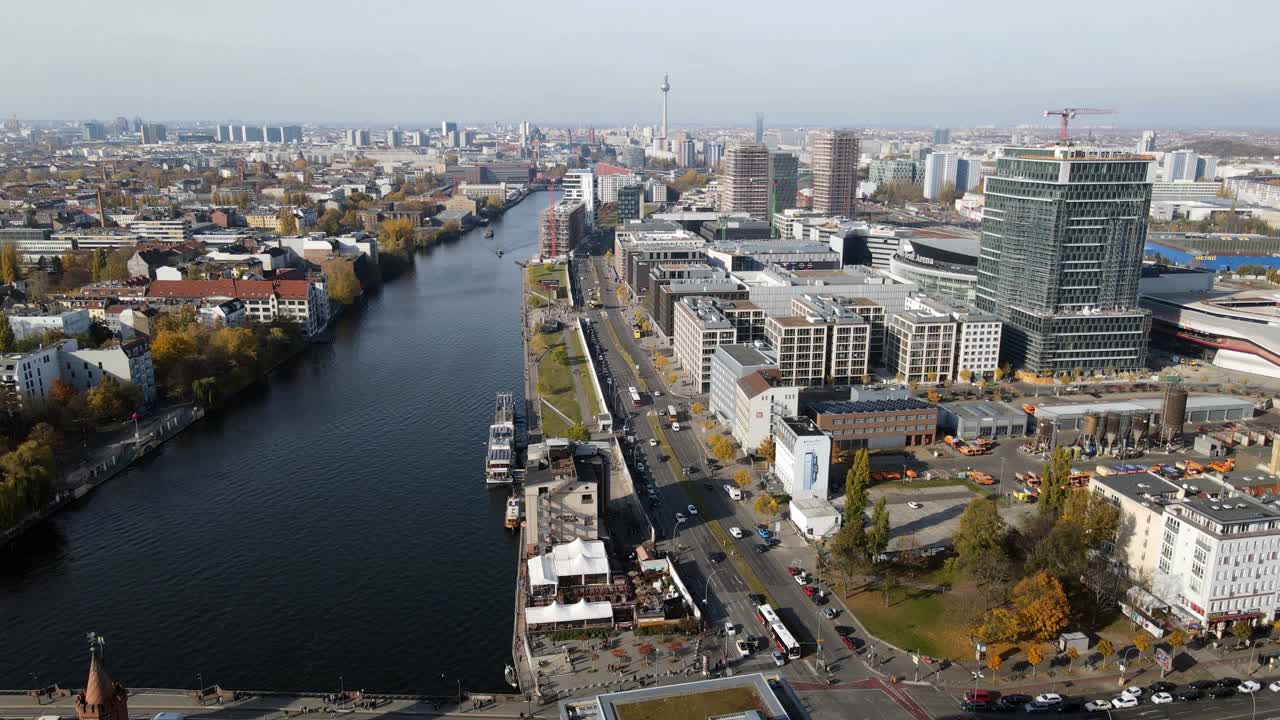 无人机拍摄的柏林市中心著名的Oberbaumbruecke大桥视频下载