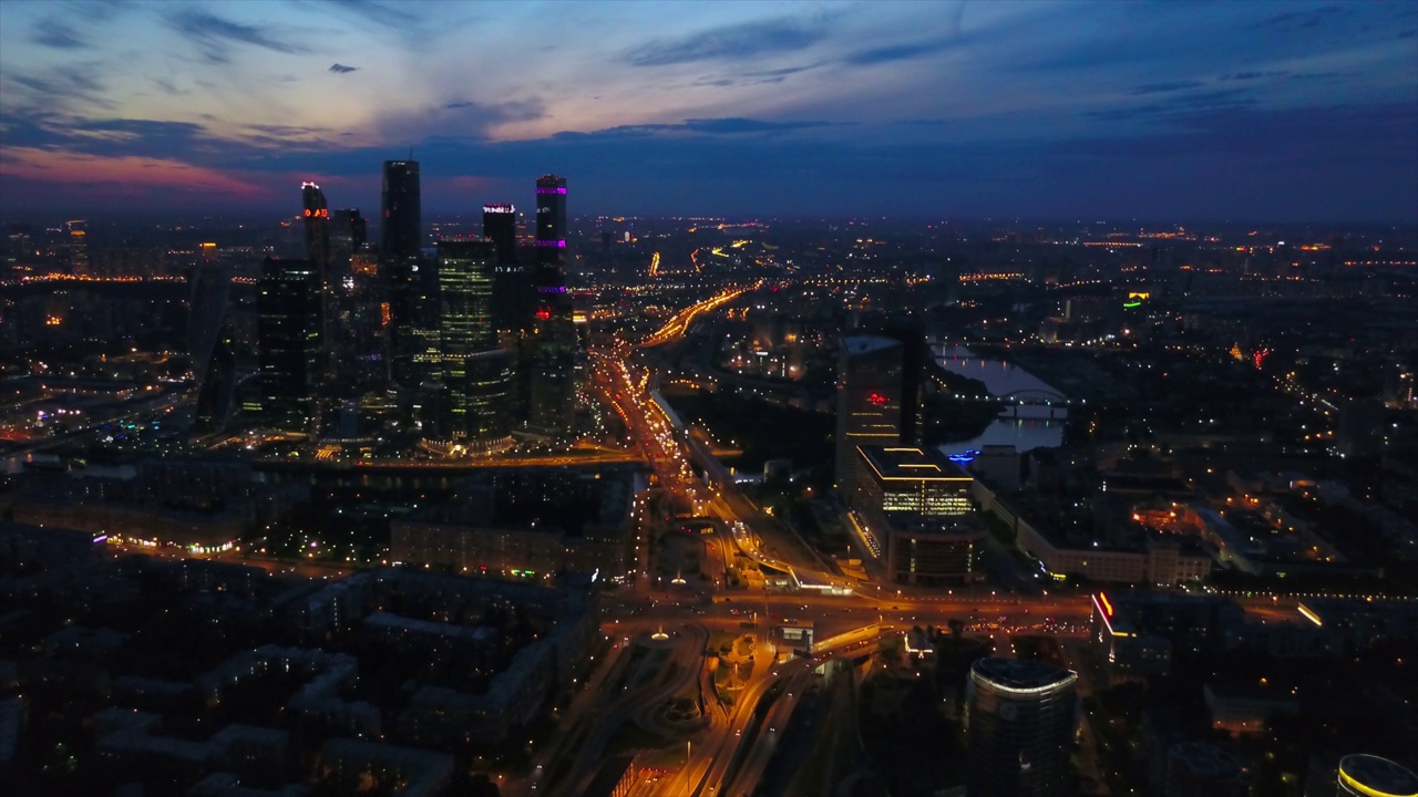 俄罗斯日落夜晚照明现代莫斯科城市交通道路空中全景4k视频下载