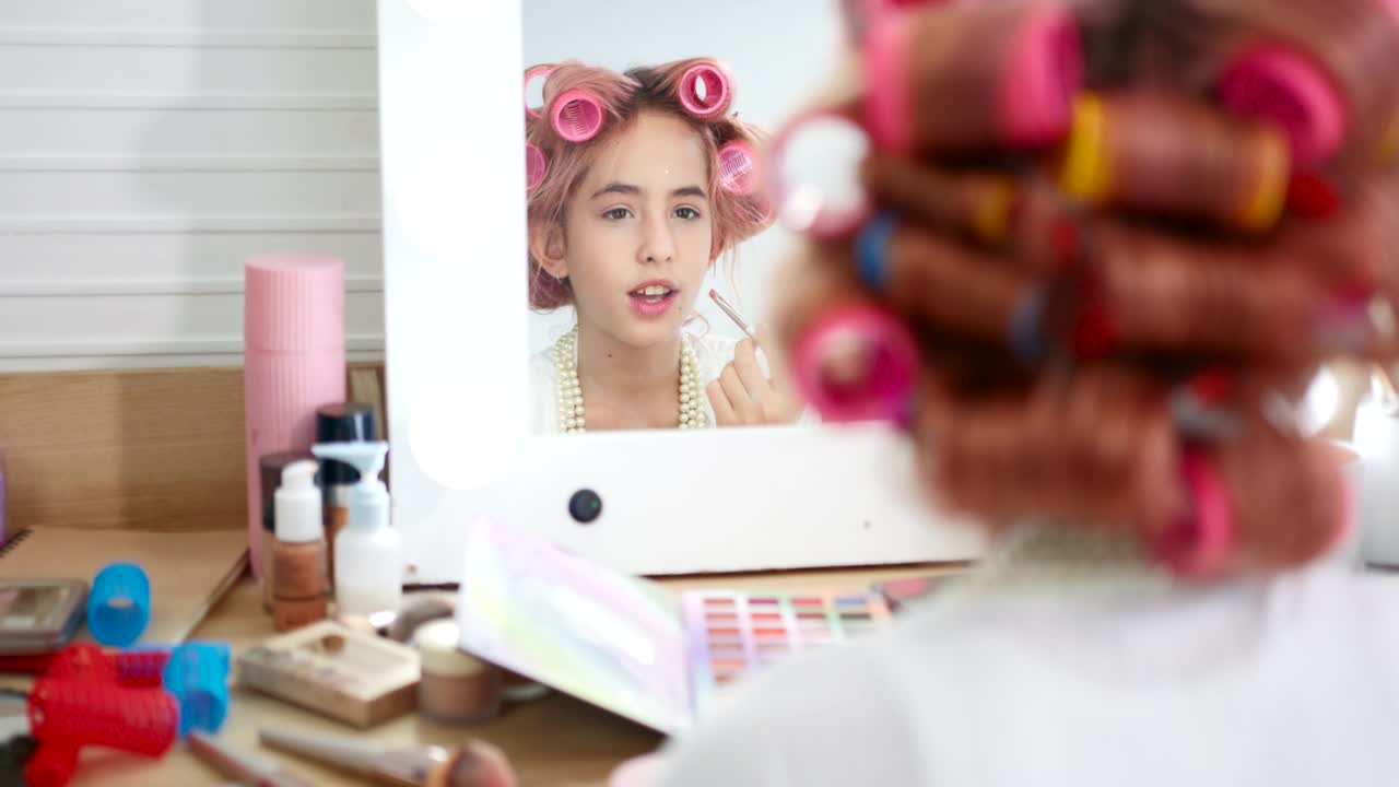 十几岁的女孩用口红化妆视频下载