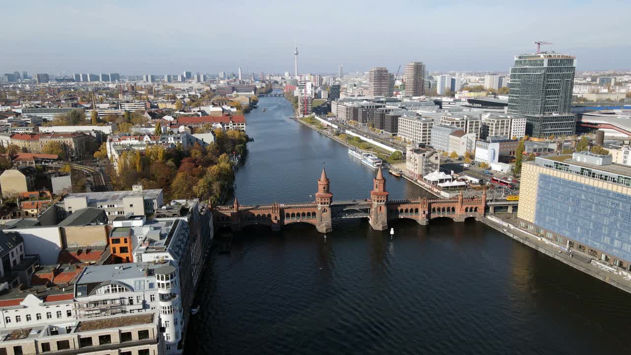 穿过柏林市中心著名的Oberbaumbruecke桥视频下载