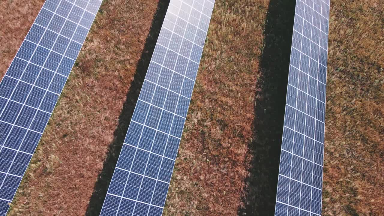 太阳能电池板在田里耕作视频素材