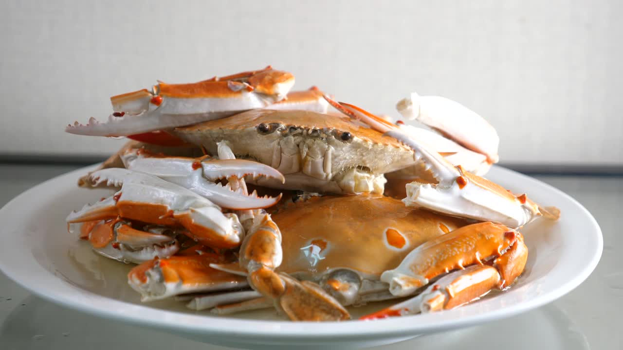 特写热辣美味的全贝类蓝蟹视频素材