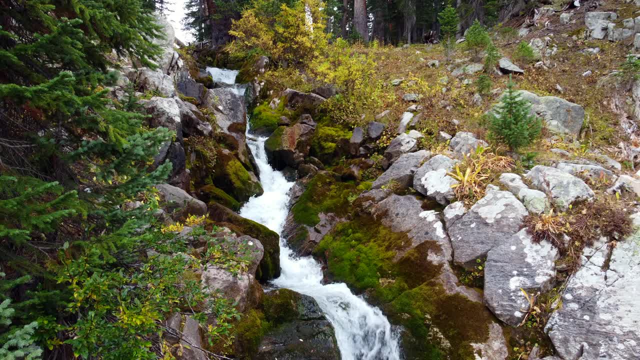 湖泊，瀑布和徒步旅行视频素材