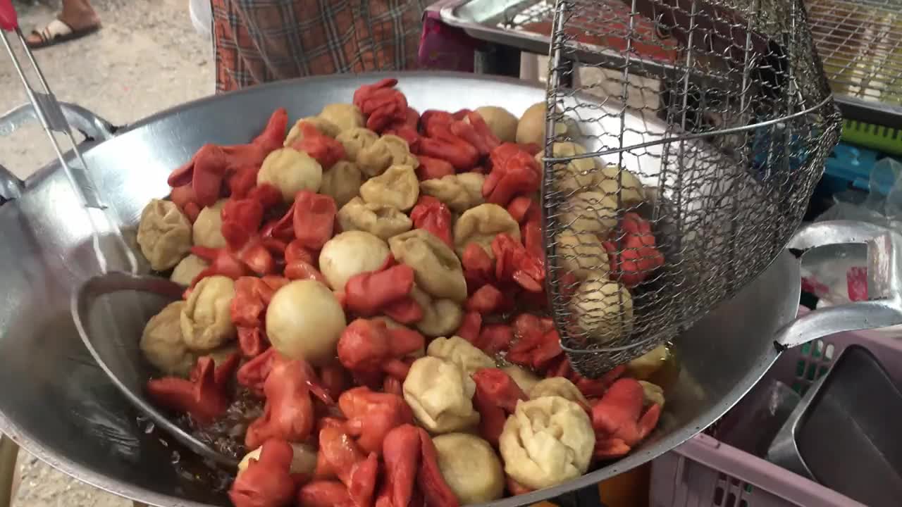 鱼丸热油煎锅，泰国街头小吃。视频素材