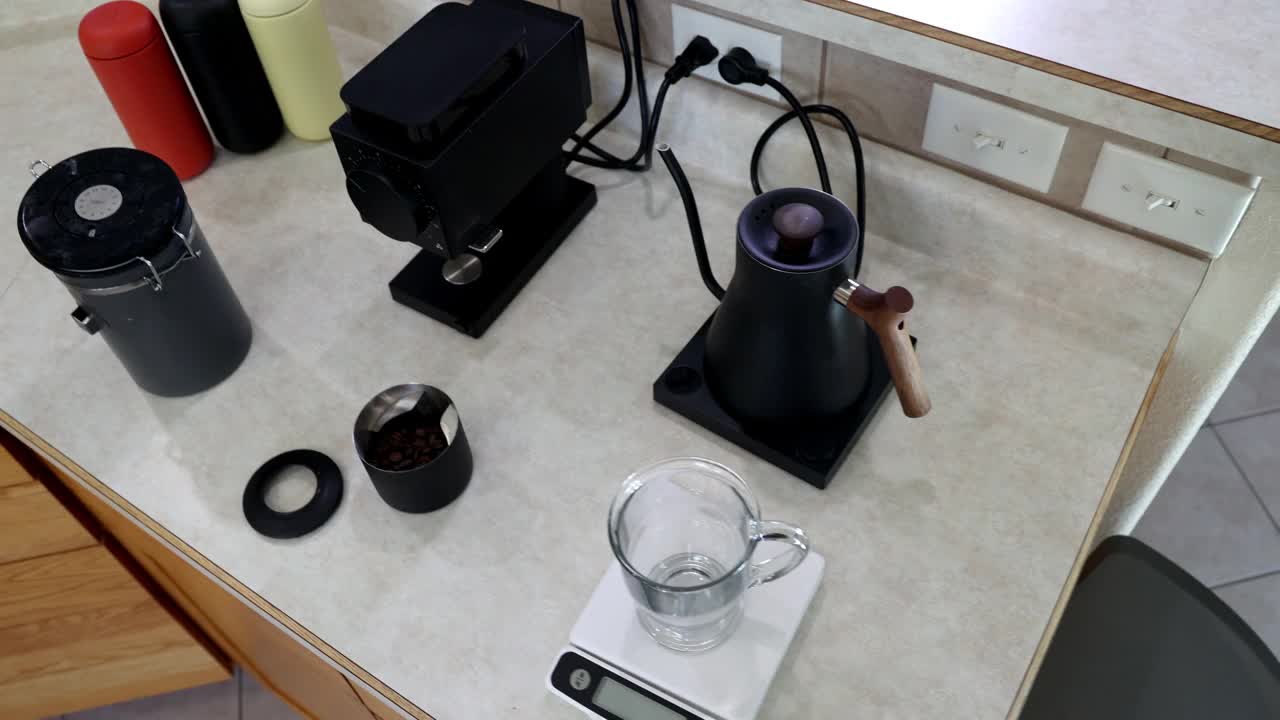 家庭咖啡设置使用现磨咖啡豆使用规模来衡量咖啡豆视频下载