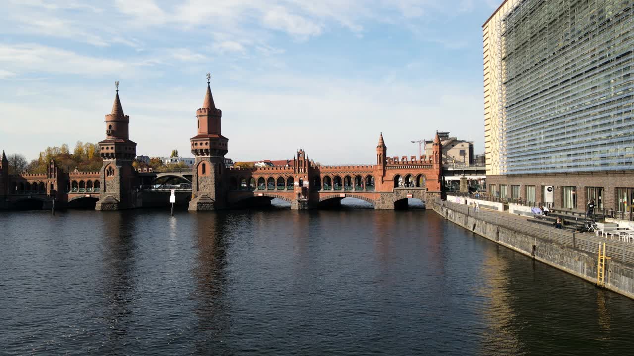 无人机拍摄的柏林市中心著名的Oberbaumbruecke大桥视频下载