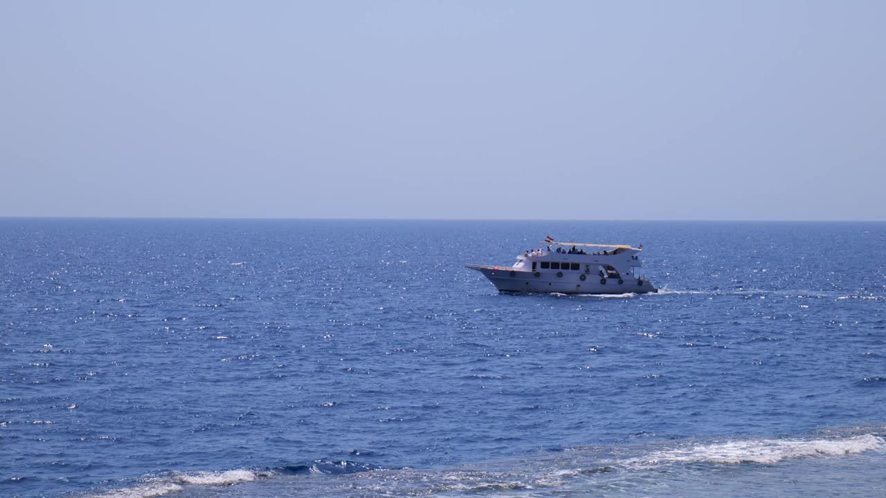 载着游客在公海上航行的白色游艇视频素材
