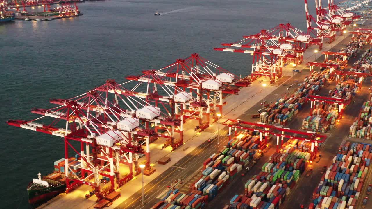无人机航拍集装箱货船在青岛市码头商港、商务物流与运输业的航拍视频素材