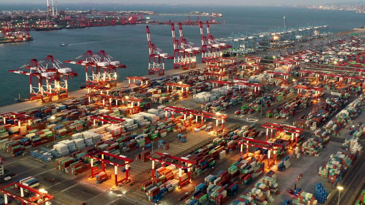 山东省青岛市商业港口集装箱货轮的无人机鸟瞰图，商业物流和运输业视频素材
