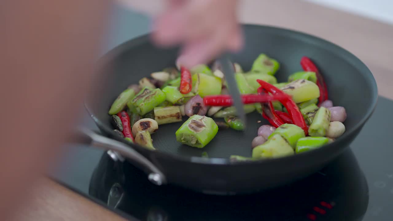 辣椒酱与绿色辣椒，大蒜和洋葱烤在平底锅上，制作辣椒酱。泰式辣味。视频下载