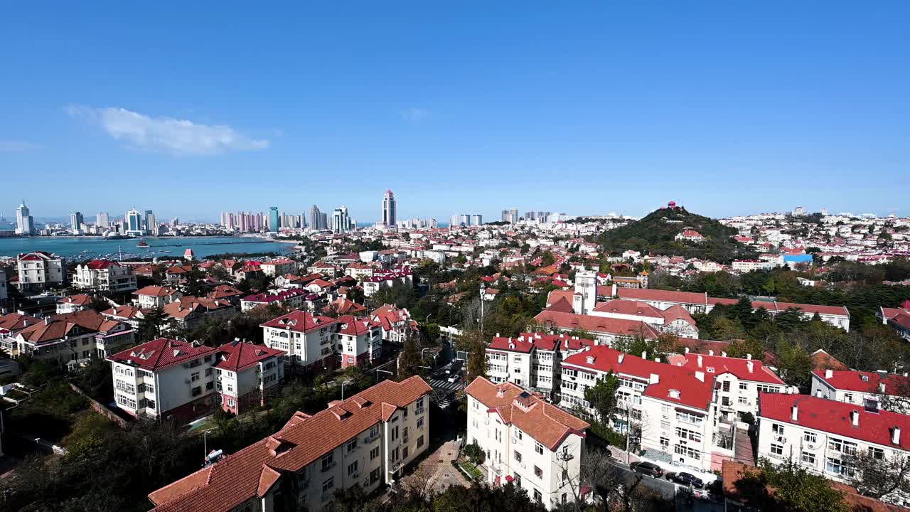 高角度的城市景观在青岛古城，山东省，中国视频素材