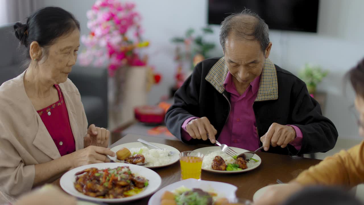 一名中国男子为父母夹菜视频素材
