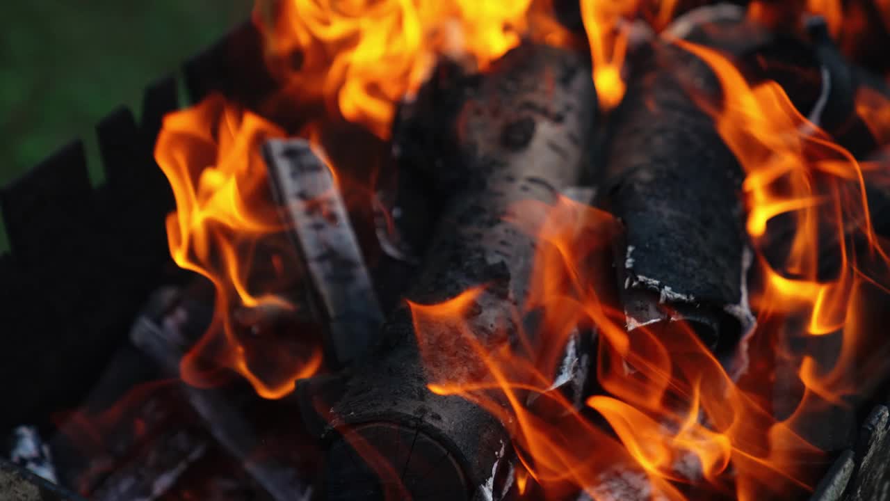 燃烧的木头发出的火焰。燃烧的木头的滚烫的余烬视频下载