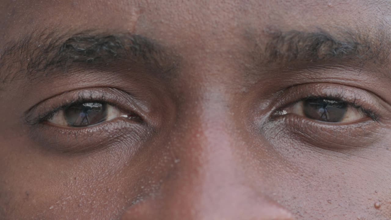 非洲人眨眼睛的特写视频素材