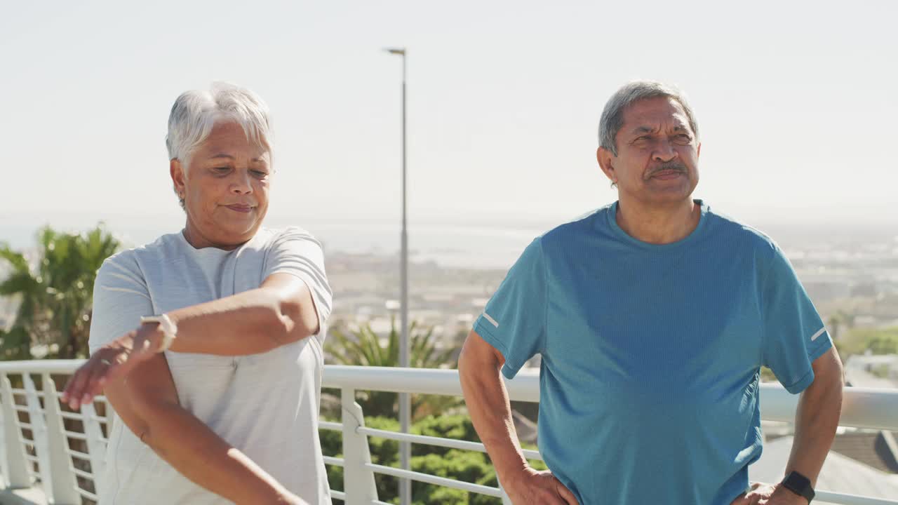 一段4k视频记录了一对老年运动夫妇在开始跑步前做伸展运动视频素材