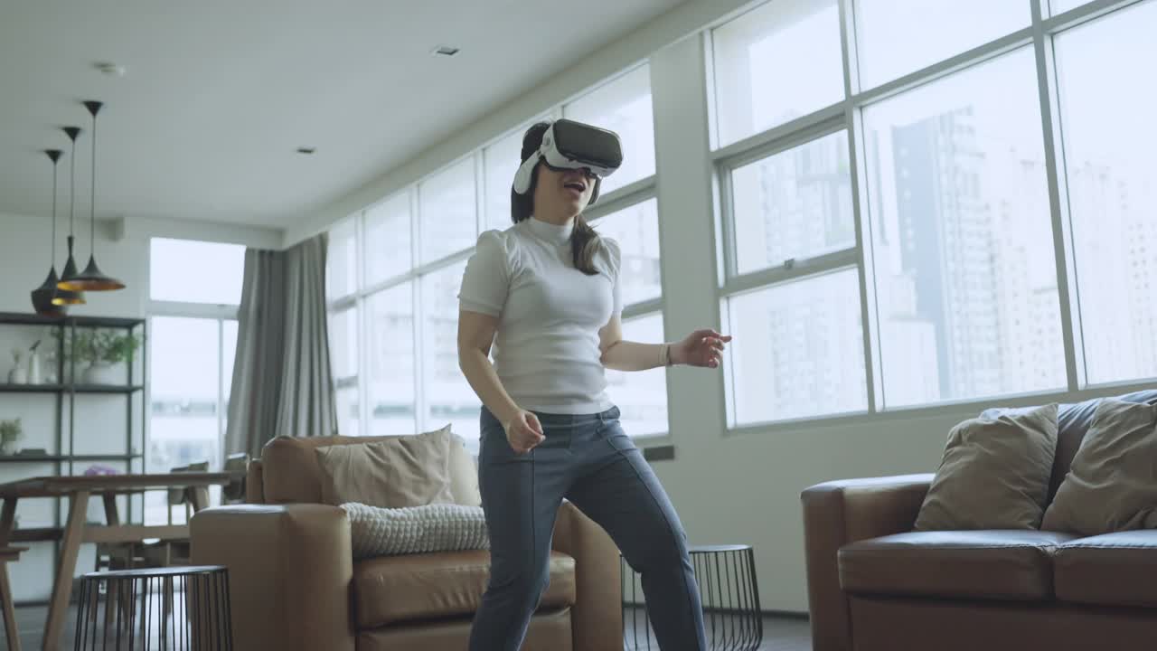女人玩虚拟现实游戏元宇宙数字世界技术AR增强现实控制视频素材