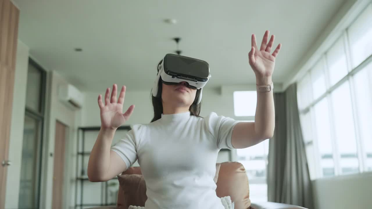 女人玩虚拟现实游戏元宇宙数字世界技术AR增强现实控制视频素材