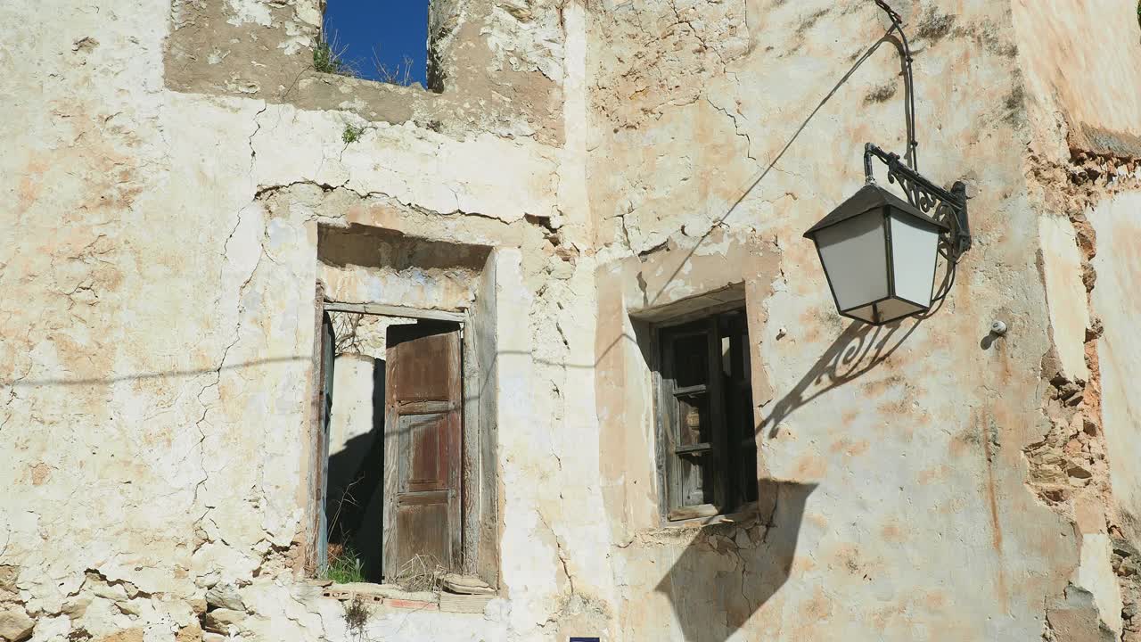小镇上一座废弃的老房子被毁的正面。视频素材