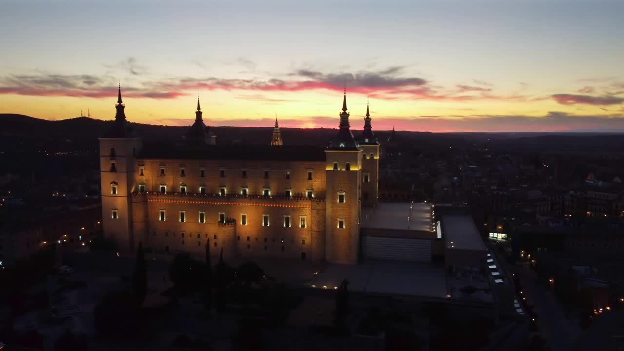 无人机在西班牙托莱多城市的夜间灯光下飞行视频下载