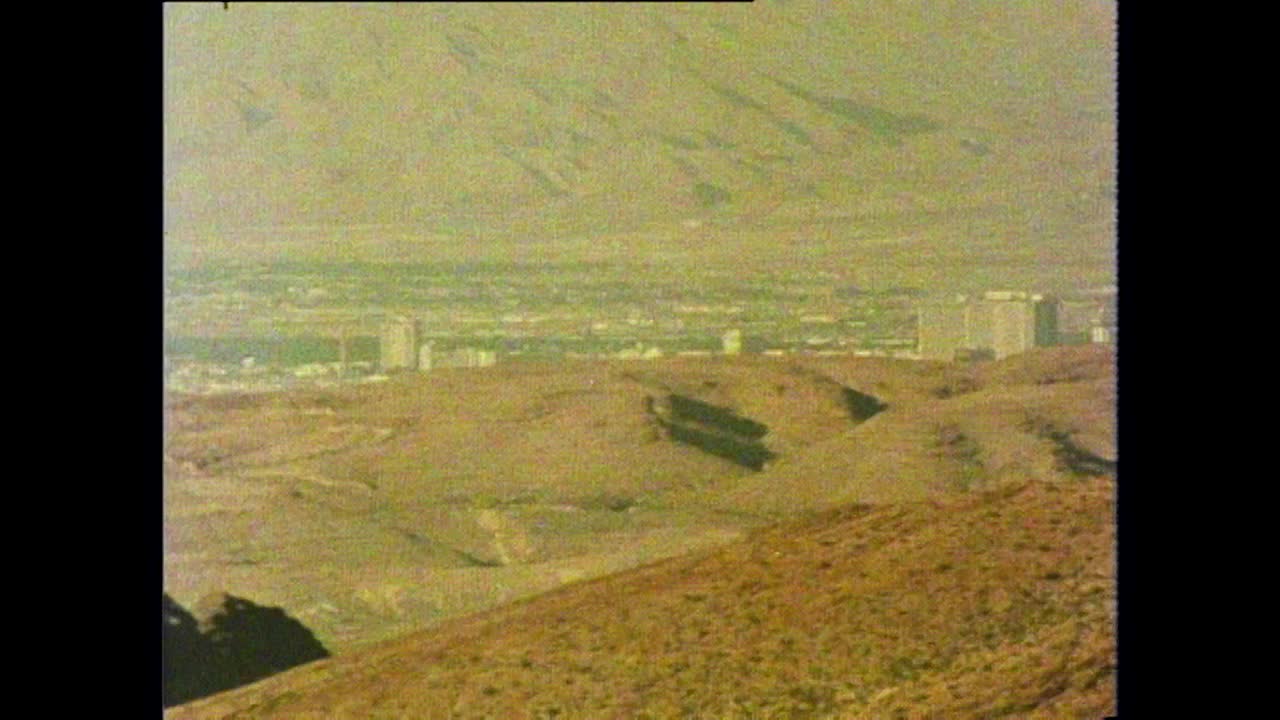 拉斯维加斯位于更广阔的干旱景观中;1981视频素材
