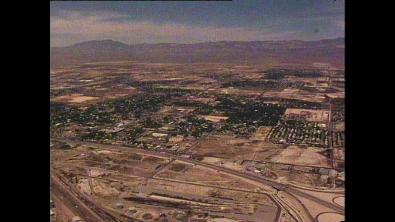 拉斯维加斯城市和沙漠的鸟瞰图;1981视频素材