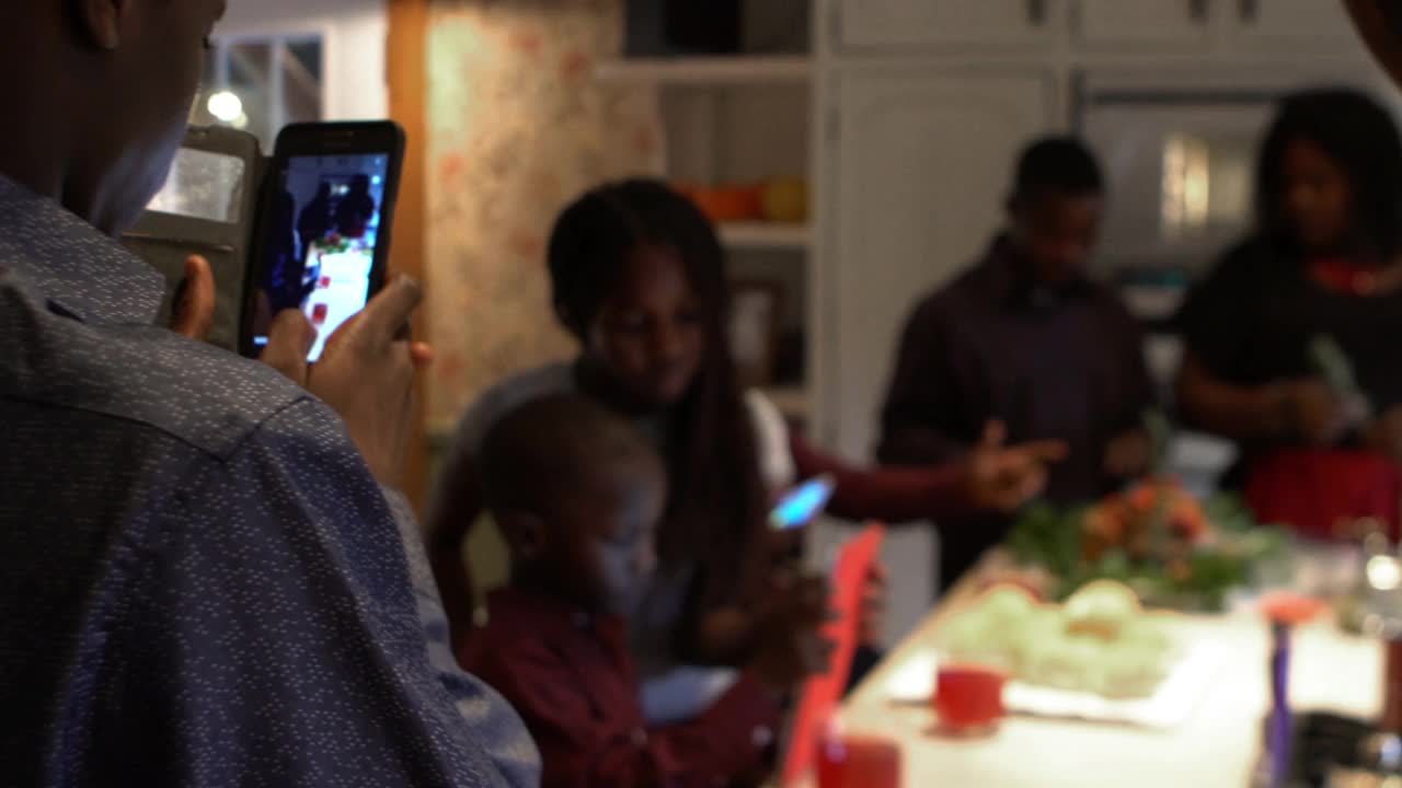 美国黑人家庭感恩节晚餐派对视频下载