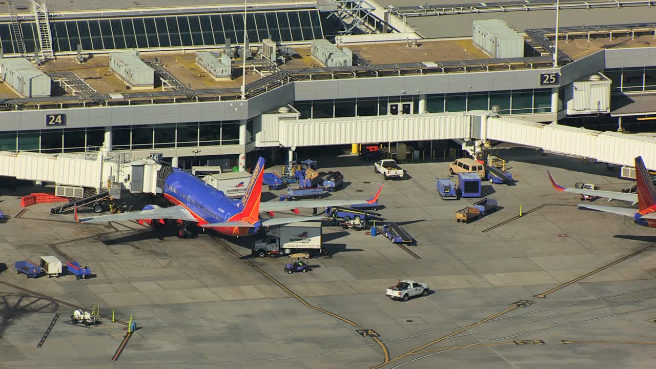 旧金山奥克兰国际机场的飞机鸟瞰图视频下载