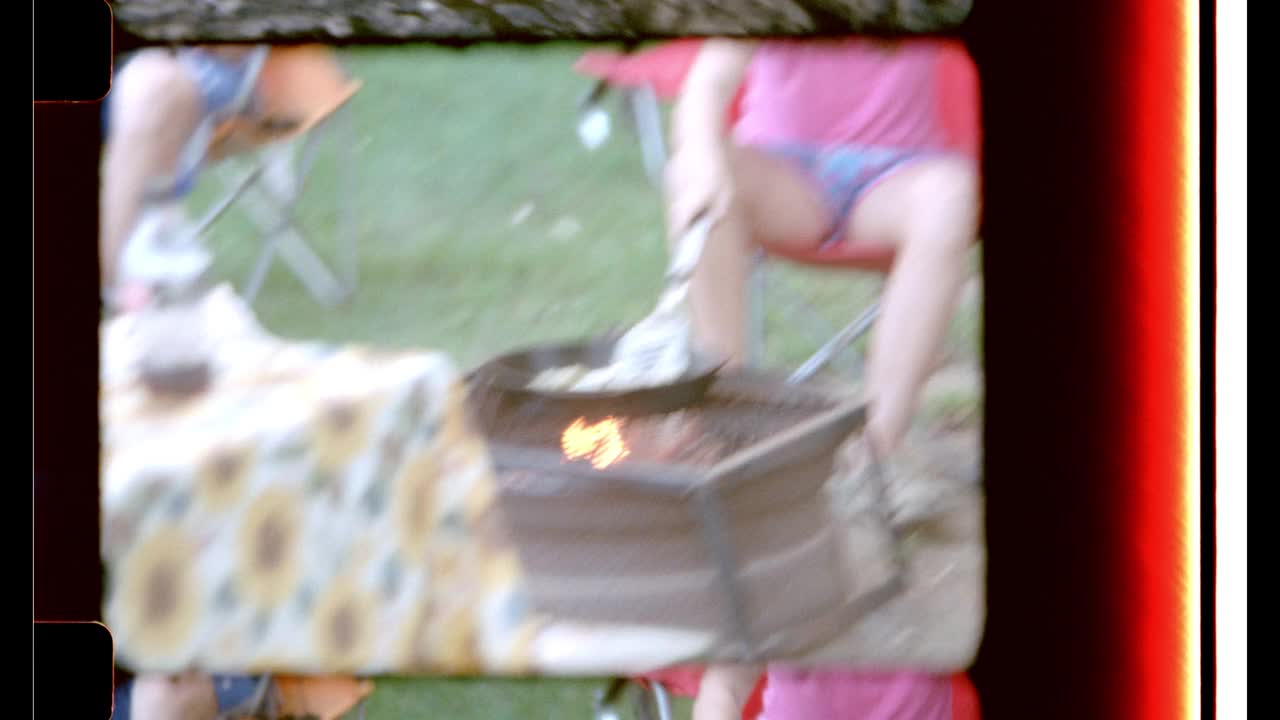 一家人一起在树林里露营视频素材