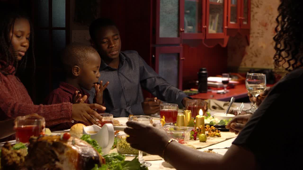 非裔美国家庭感恩节圣诞晚餐聚会祝酒干杯视频下载