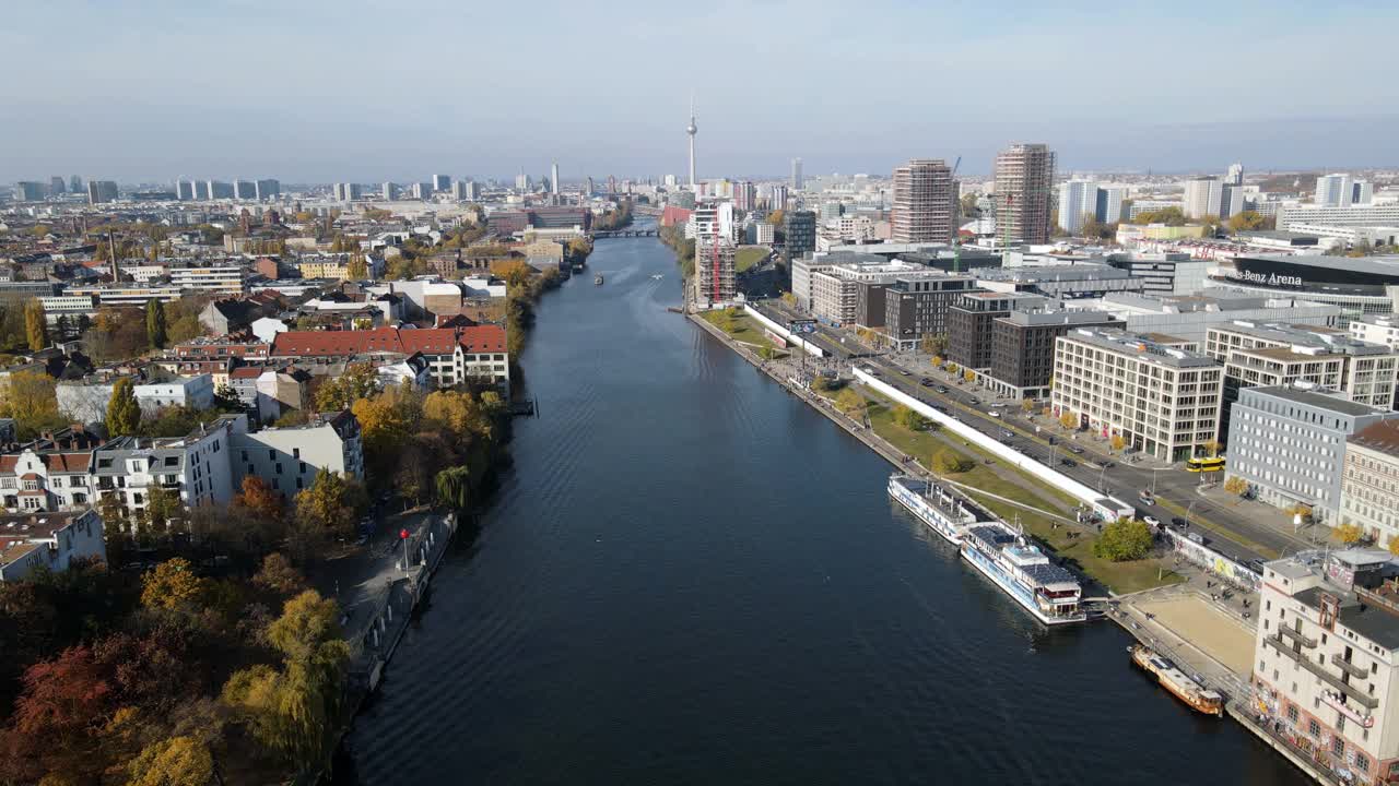 无人机拍摄的柏林市中心著名的Oberbaumbruecke桥视频下载