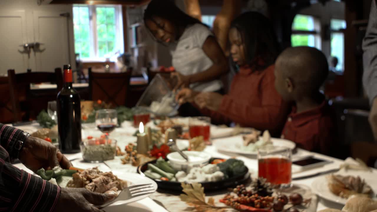 非裔美国家庭感恩节圣诞晚宴视频下载