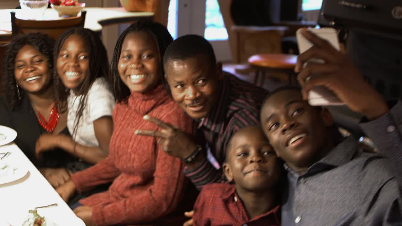 非裔美国家庭感恩节圣诞晚宴自拍视频下载
