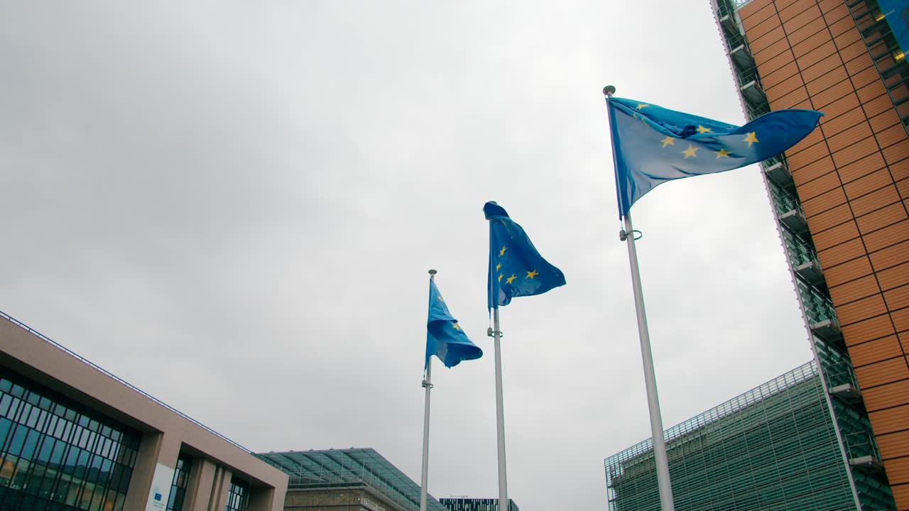 布鲁塞尔欧盟委员会办公大楼附近的欧盟旗帜全景图视频素材