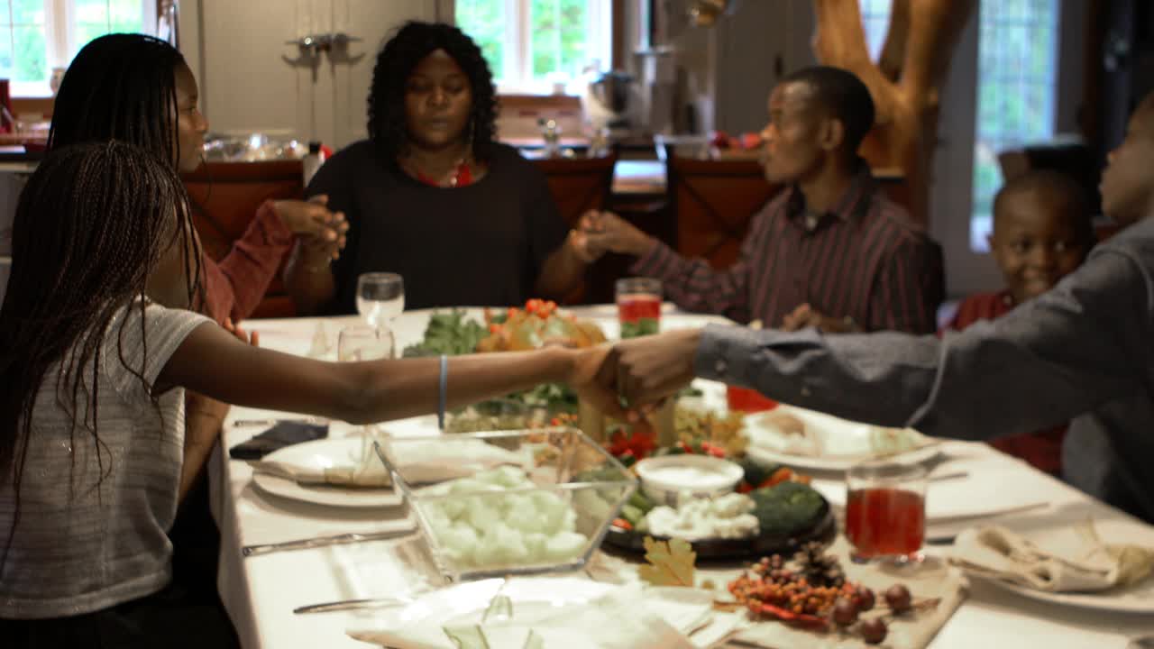 非裔美国家庭感恩节，圣诞晚餐，祈祷视频下载