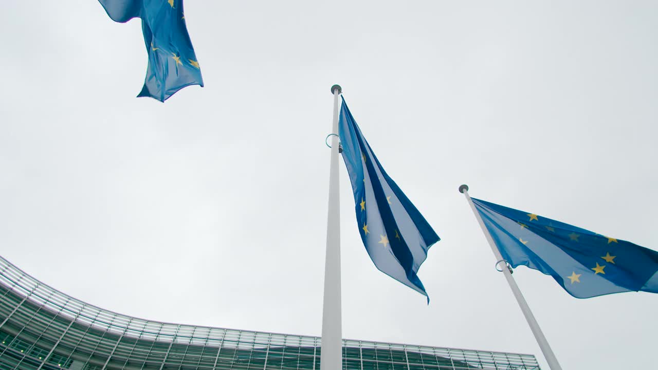 布鲁塞尔欧盟委员会办公大楼附近的欧盟旗帜全景图视频素材