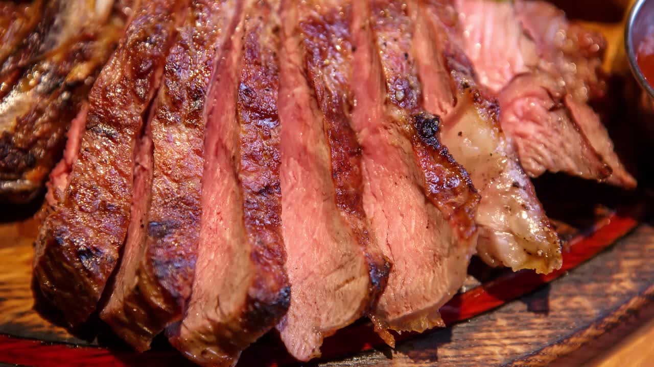 美式餐厅烤制的红牛肉片。美味的烤里脊肉视频素材