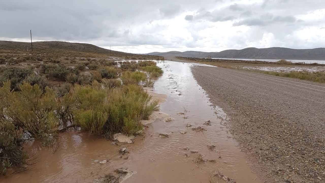 在怀俄明州暴雨后，翻看洪水淹没的沙漠视频下载