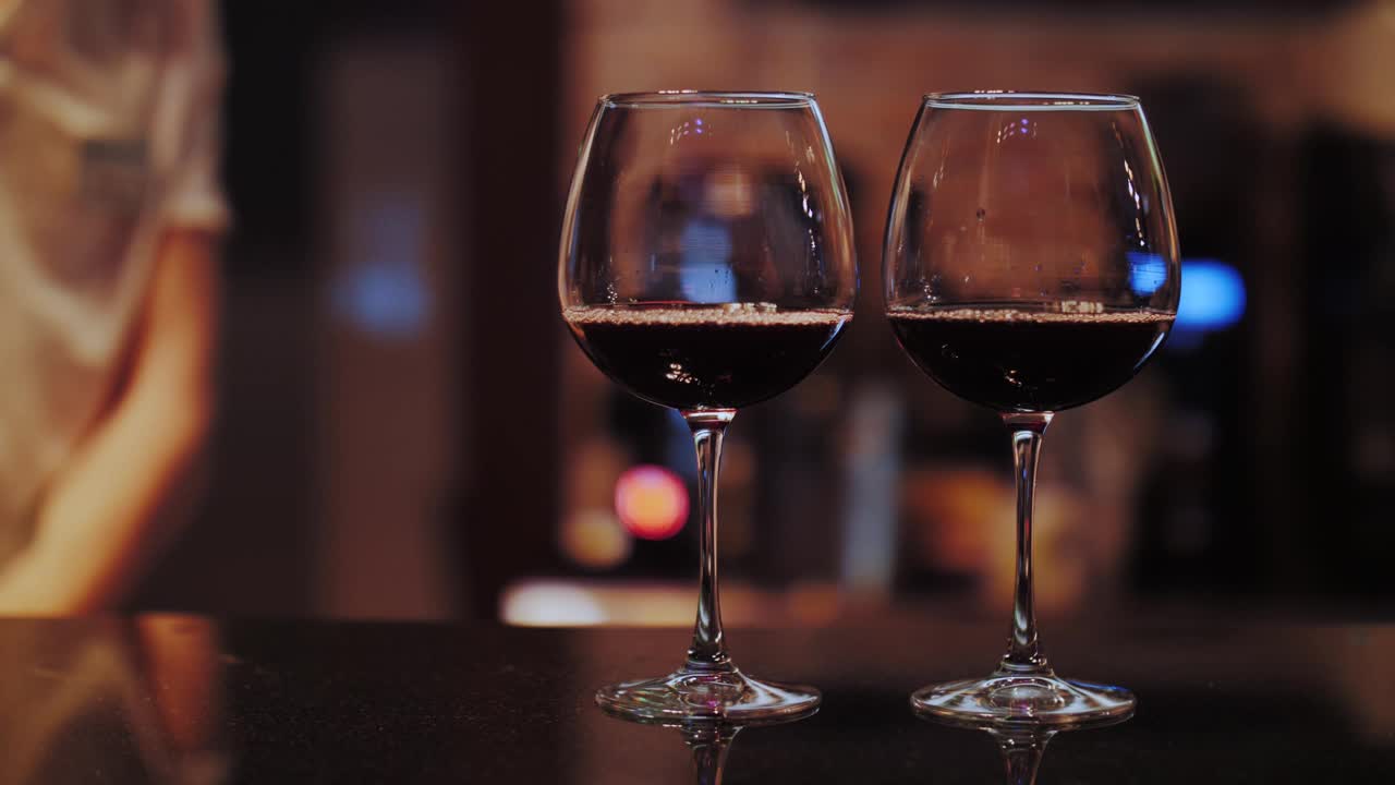 酒杯里的红酒特写视频素材
