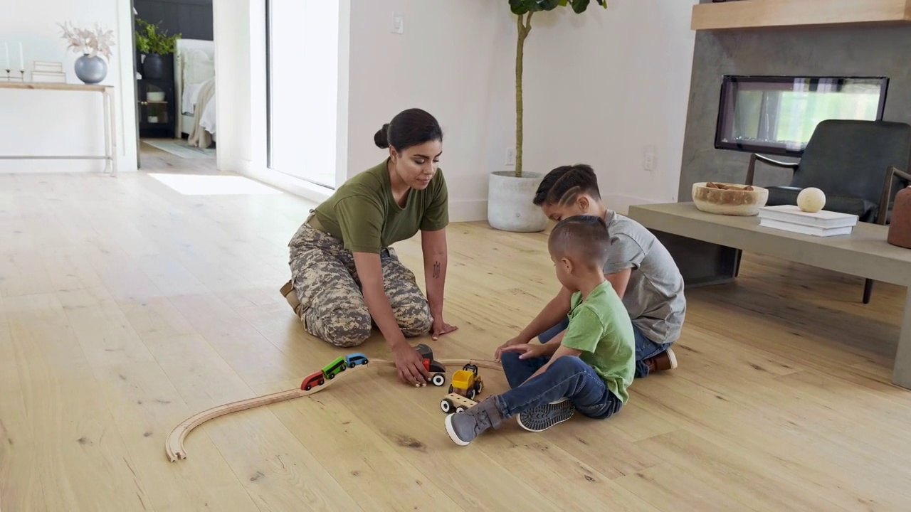 女兵和两个儿子玩火车玩具视频下载