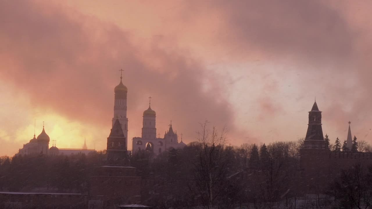 俄罗斯，莫斯科:伊万钟楼是莫斯科克里姆林宫建筑群内的一座教堂塔。雪天里的克里姆林宫。在暴风雪天气下的瓦西里大教堂视频素材