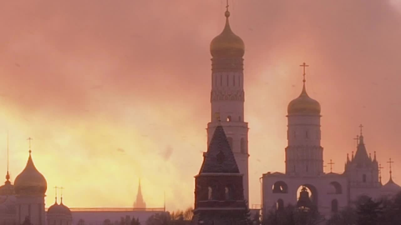 俄罗斯，莫斯科:伊万钟楼是莫斯科克里姆林宫建筑群内的一座教堂塔。雪天里的克里姆林宫。在暴风雪天气下的瓦西里大教堂视频素材
