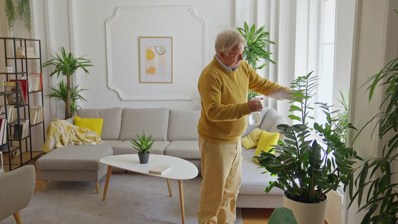 老男人培育植物视频下载