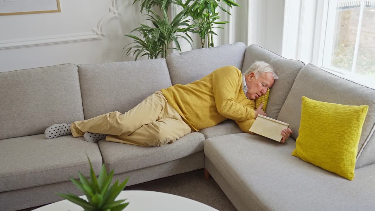 老男人睡在沙发上视频素材