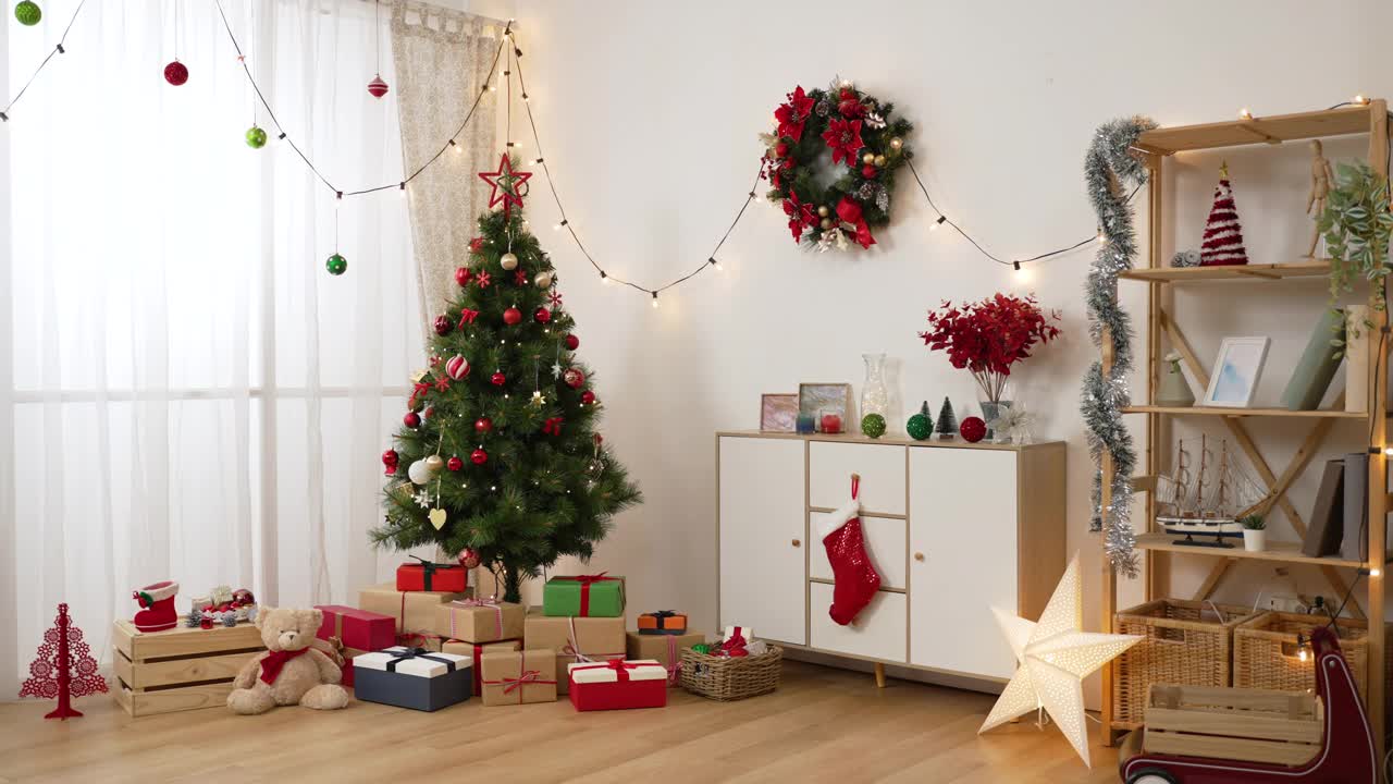 时尚的房间内部与美丽的圣诞树和装饰货架在客厅在家里。白天，在空荡荡的公寓里，圣诞树旁的地板上摆放着礼物盒和礼物视频素材