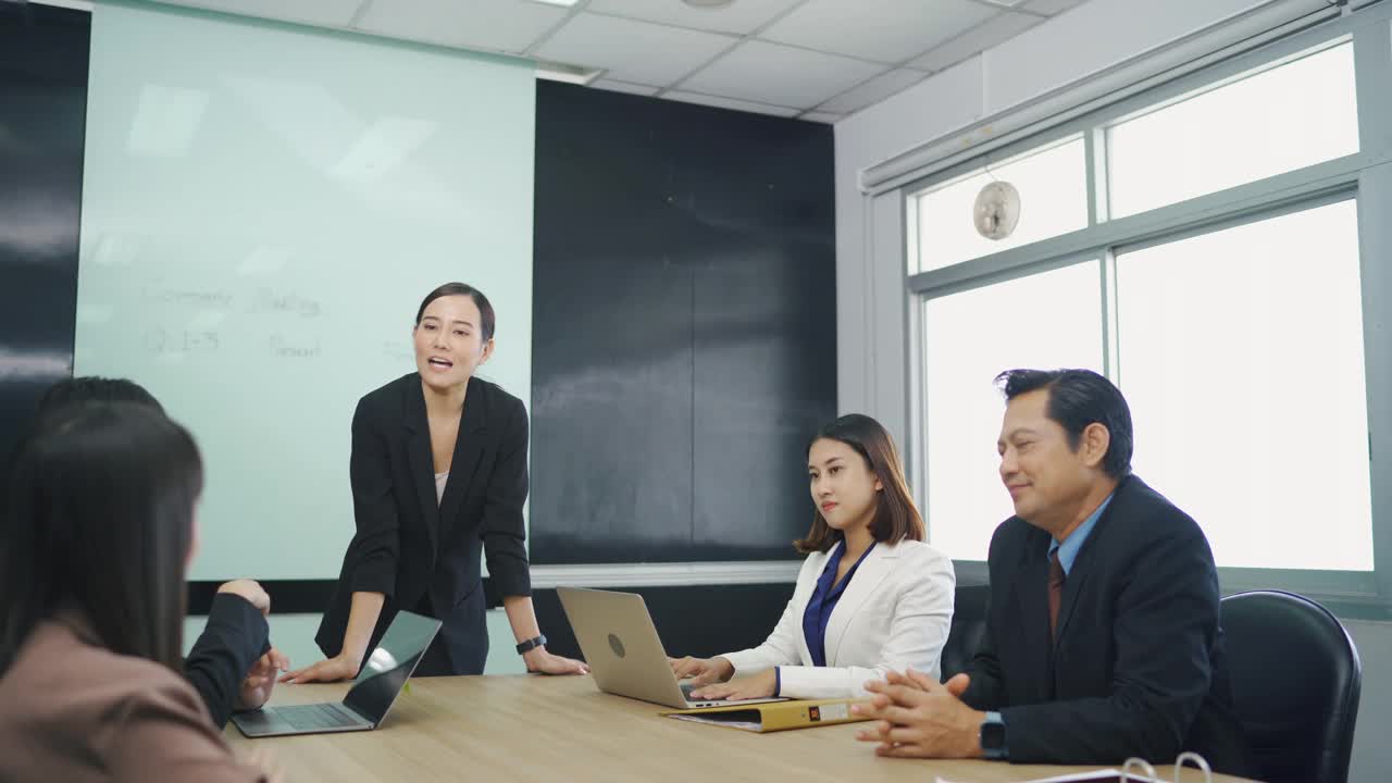 业务团队聚集在现代化的办公室会议室视频下载