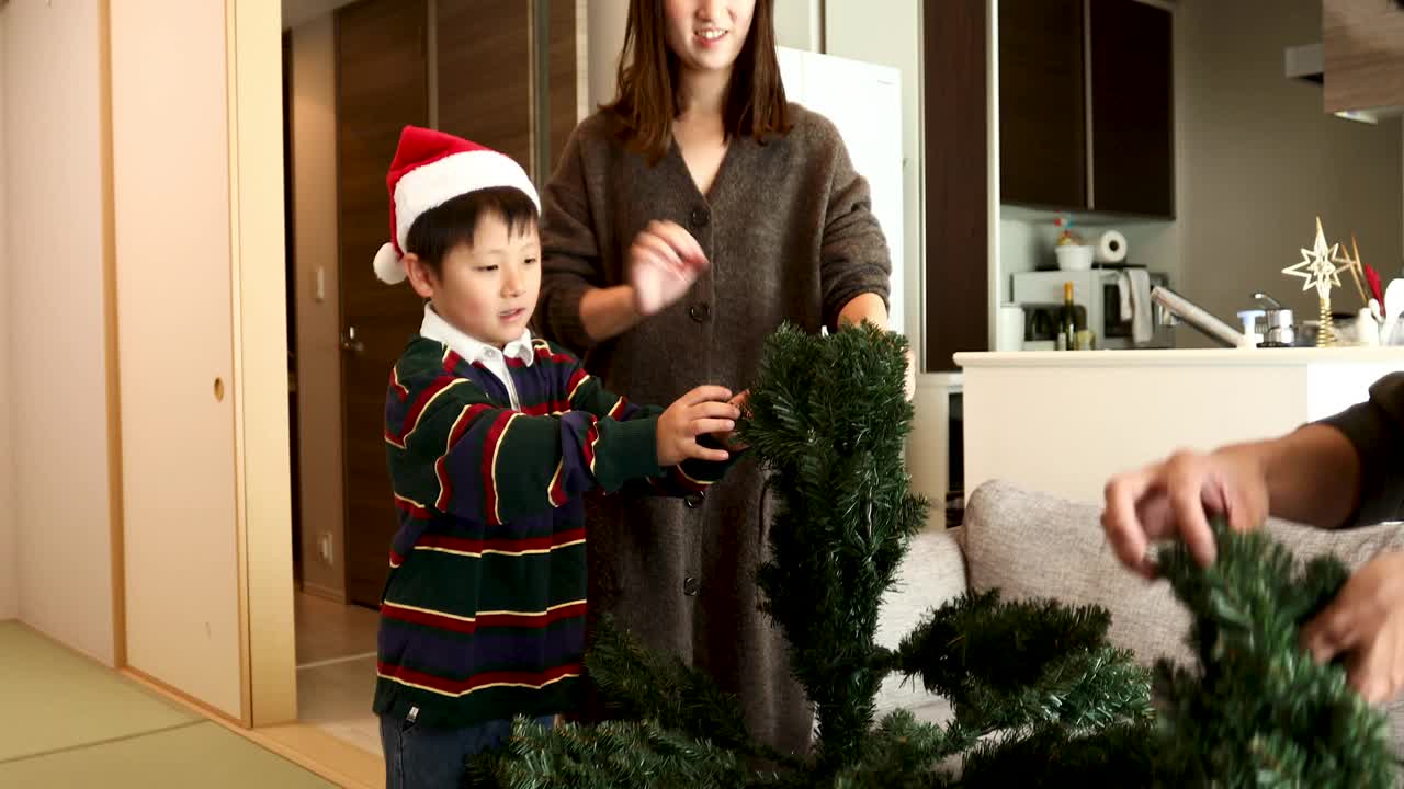 一个日本家庭开始准备他们的圣诞树视频下载
