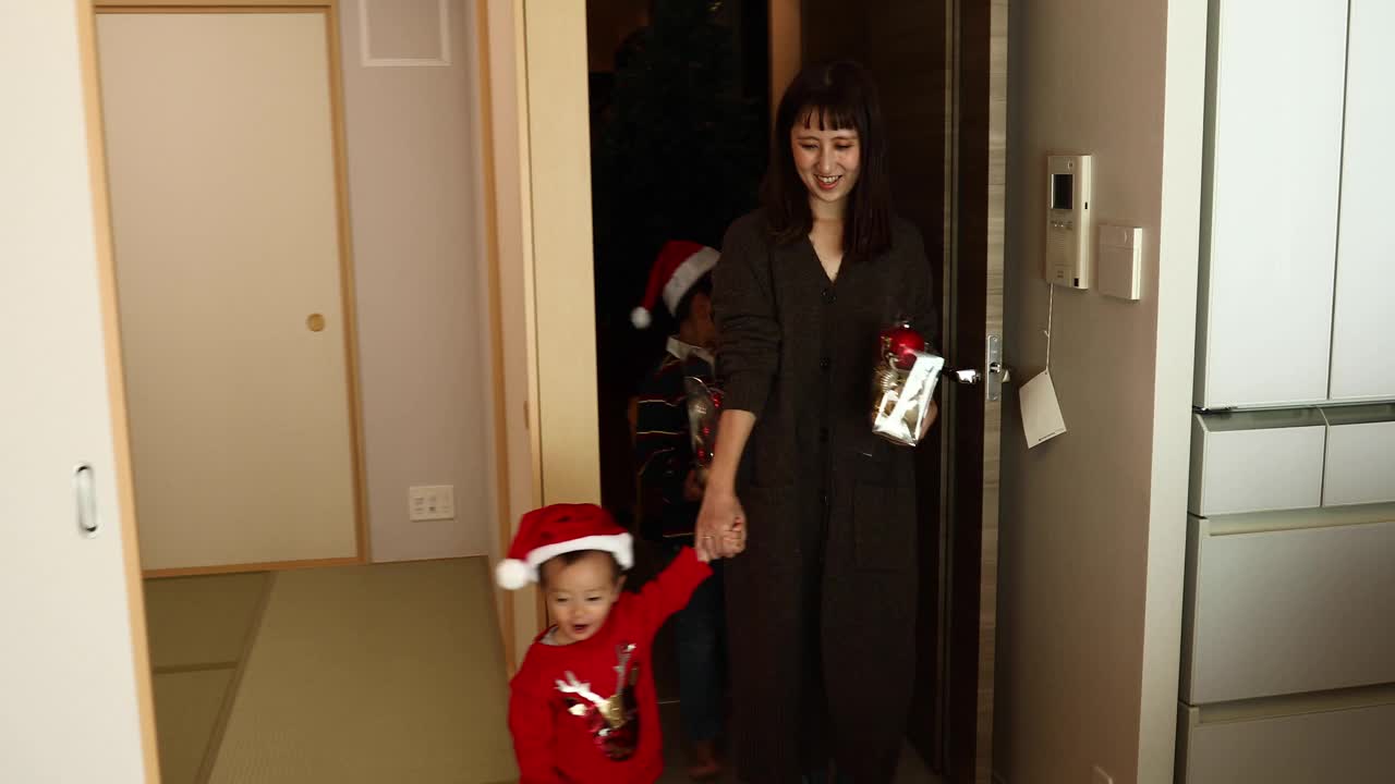 一个日本家庭走进客厅，开始准备圣诞树视频下载