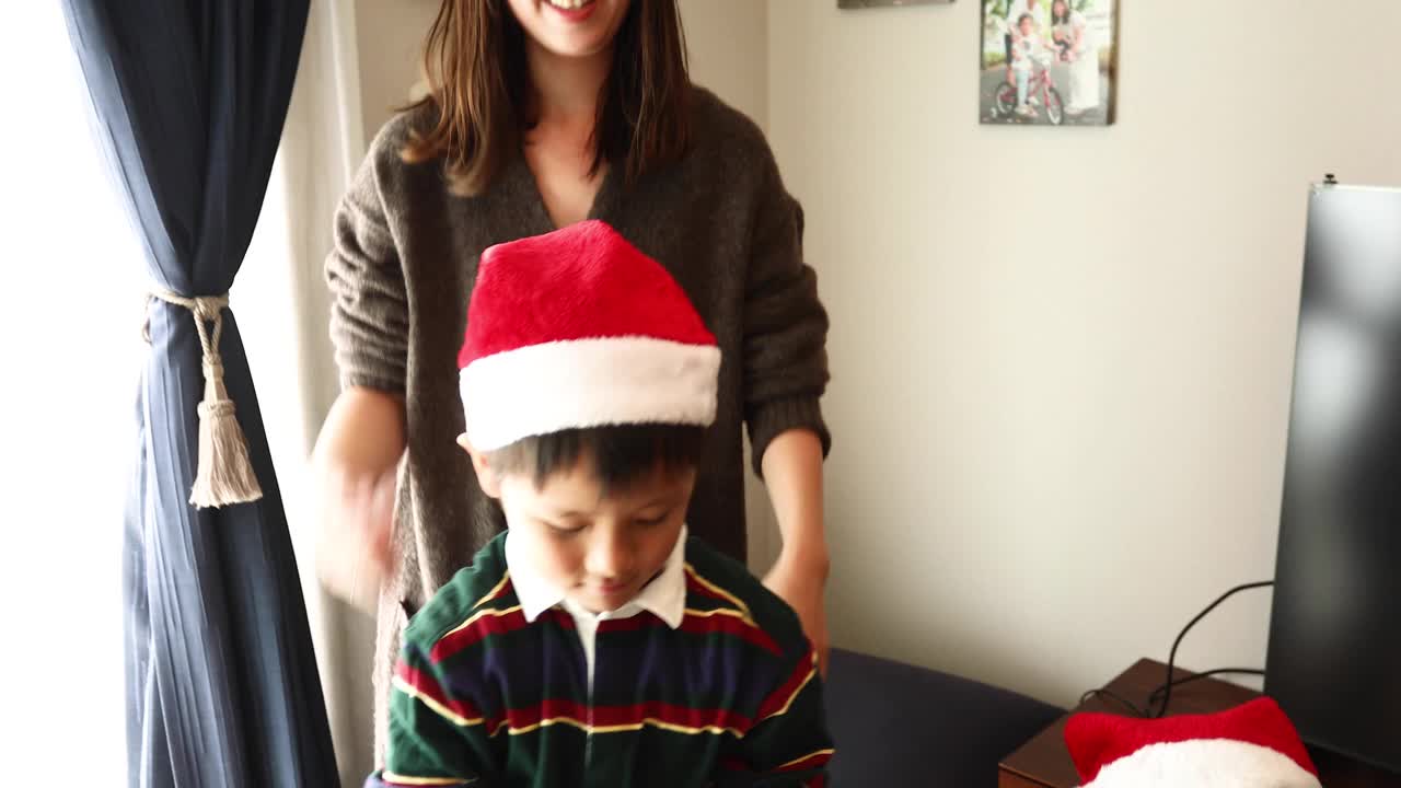 一个男孩被他的妈妈抱去装饰圣诞树视频下载