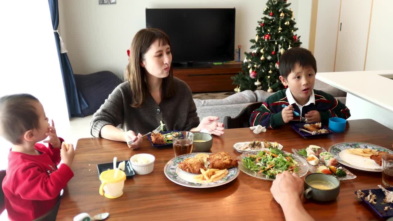 一个日本家庭正在享用圣诞午餐视频下载
