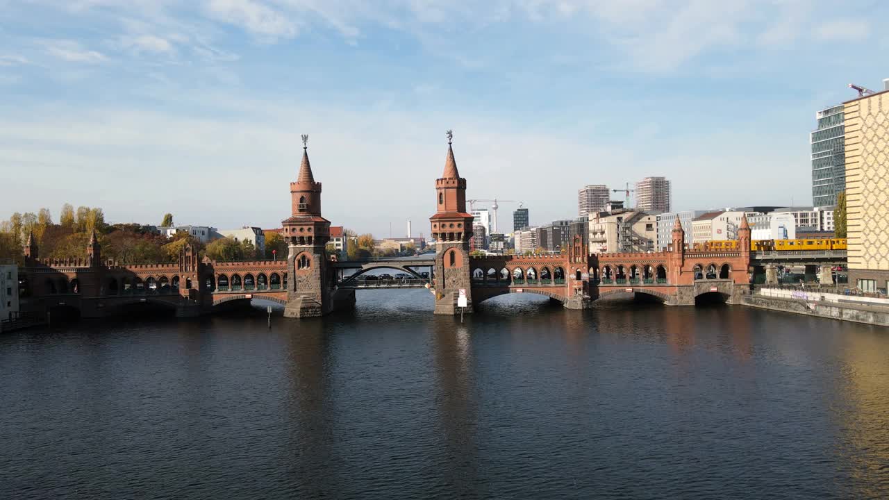 无人机拍摄的火车穿过柏林市中心著名的Oberbaumbruecke桥视频素材